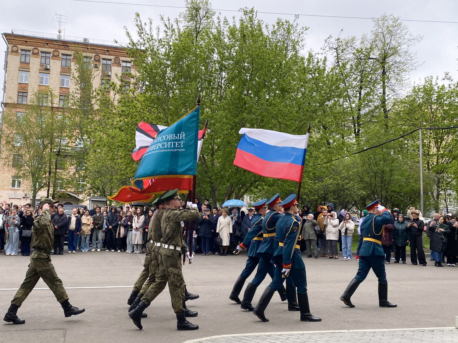 Сила – в памяти: торжественный митинг к 80-летию Победы объединил несколько поколений студентов, преподавателей и выпускников Финансового университета